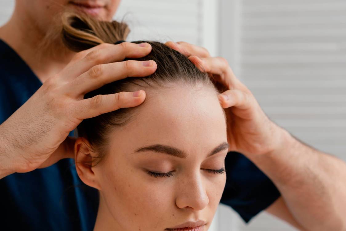close-up-hands-massaging-scalp cefalea emicrania mal di testa - spazio donna